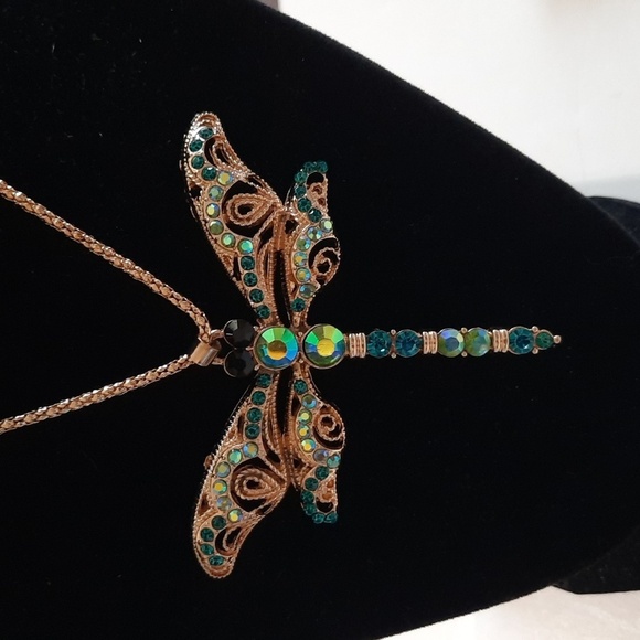 NWT Betsey Johnson Gold and Green Dragonfly Pendant Necklace - Picture 6 of 9